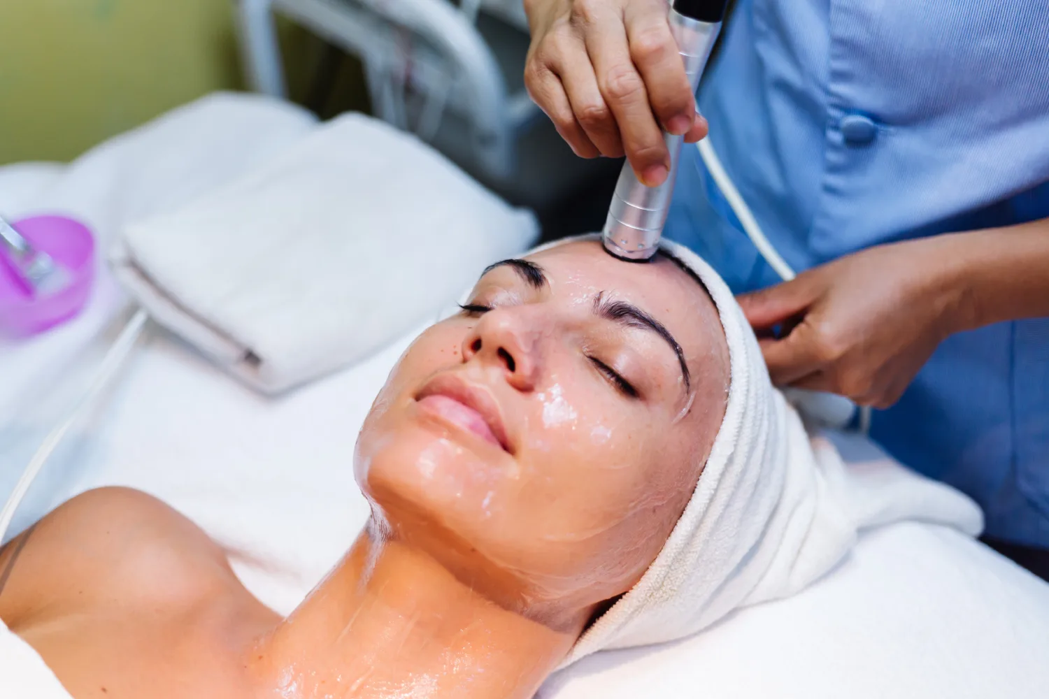 Hydra Facial vs Regular Facial – What’s the Difference